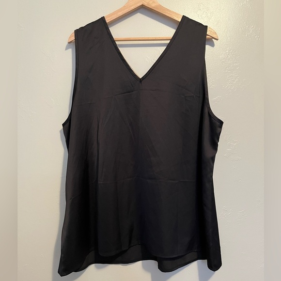 Elegant Black Sleeveless Top with Lace Detail - Picture 7 of 8